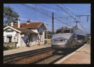 BIEVRES. - TGV Rouen-Avignon via Versailles. Rame 405 au passage de la gare de Vauboyen sur la ligne de la grande ceinture de Paris, mardi 22 mai 2001. Edition Le petit cheminot, photo Serge Baliziaux, couleur. 