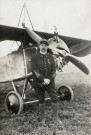 Le commandant de Rose devant un avion Morane-Saulnier "Parasol" : photographie noir et blanc.