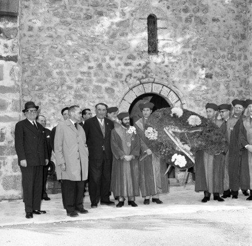 Les membres du Chapitre artistique de la butte Montmartre à la chapelle SAINT-BLAISE, 16 octobre 1965. 1 négatif noir et blanc et tirage contact. 