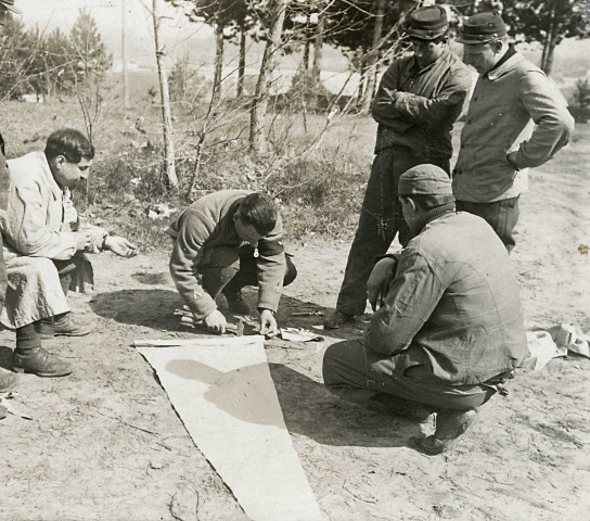 Réalisation d'une oriflamme par Jean Navarre : photographie noir et blanc.