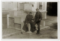 DRAVEIL.- Occupation de la ville par l'armée allemande : deux soldats allemands devant l'entrée d'une villa.