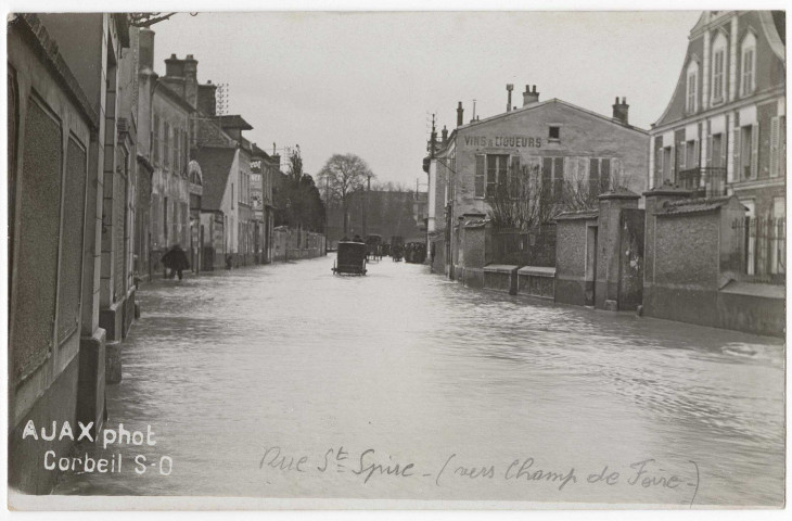 CORBEIL-ESSONNES. - [Rue Saint-Spire vers le champ de foire inondée en 1910]. 