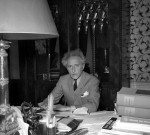 Jean COCTEAU dans sa maison, assis à son bureau, négatif, Noir et blanc, 1962.