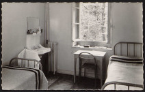 Boissy-la-Rivière.- Domaine de Bierville, Centre d'Education ouvrière et sociale de la CFDT : une chambre à coucher [1950-1960]. 