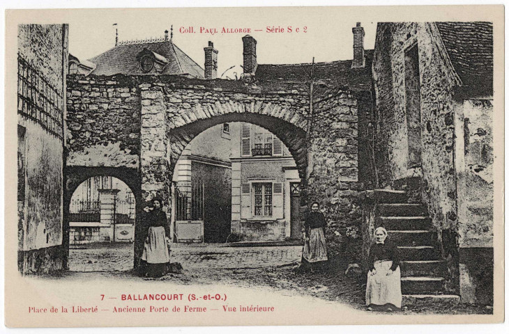 BALLANCOURT-SUR-ESSONNE. - Place de la Liberté - Ancienne porte de ferme. Collection Paul Allorge. 