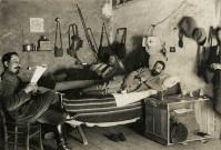 Quatre militaires dans une chambre : photographie noir et blanc.