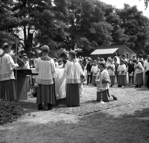 Les enfants de choeur dans le jardin de la chapelle SAINT-BLAISE, lors de la messe, 19 juin 1960. 