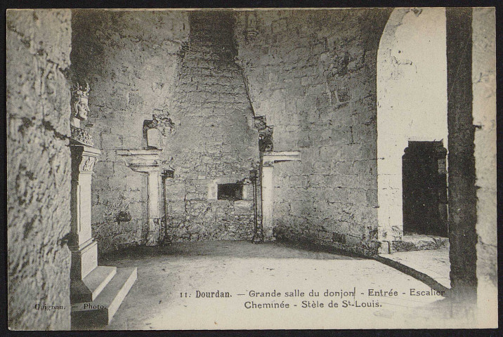 Dourdan .- Grande salle du donjon. Entrée, escalier, cheminée, stèle de Saint-Louis. 