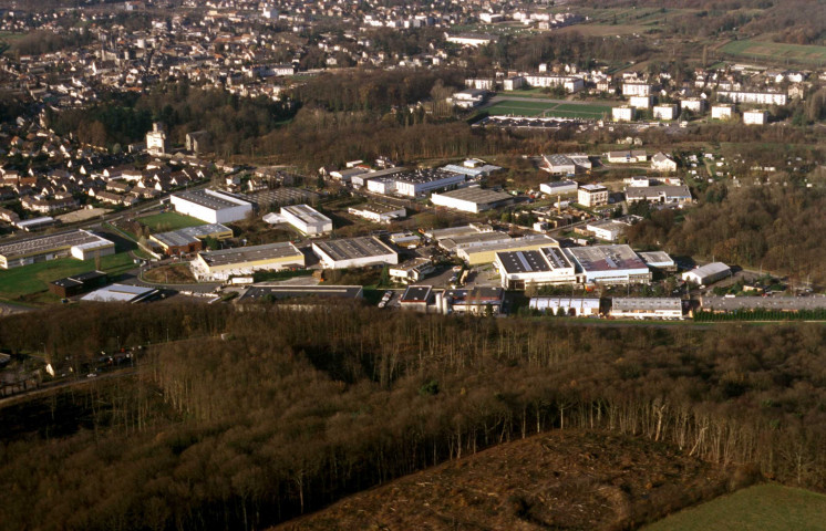 DOURDAN. - La zone industrielle de la Gaudrée et la résidence du Parc (décembre 1994). 