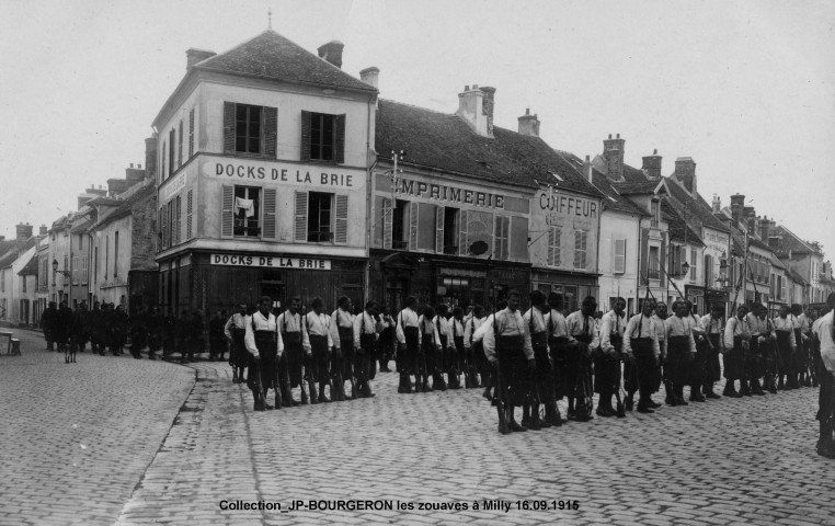 MILLY-LA-FORET.- Rassemblement de zouaves sur la place du marché, 1915 .