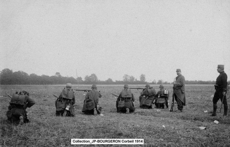 CORBEIL-ESSONNES.- Soldats, officiers et sous-officiers du 40e régiment d'infanterie territoriale en cantonnement dans la ville et s'entrainant au tir dans les champs environnants, 1914, 7 photographies.