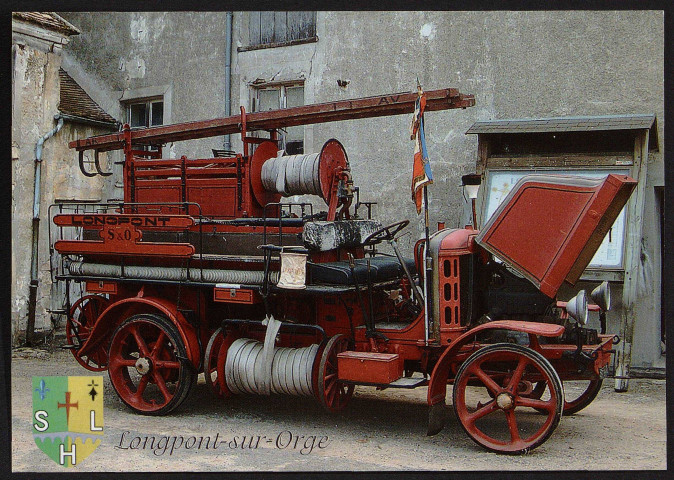 LONGPONT-SUR-ORGE. - Autopompe Renault (1923), dite la Monaco dans la cour de la Grange aux dîmes [2003-2010].