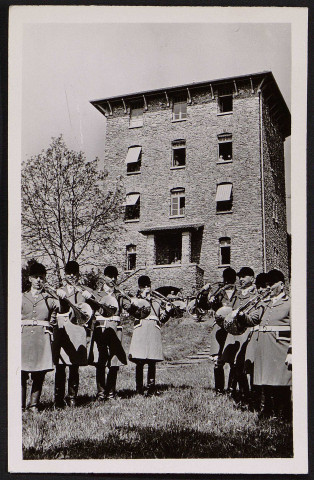 Briis-sous-Forges.- Sanatorium de Bligny, célébration officielle du cinquantenaire : le salut du domaine sonné en première audition par le Débuché de Paris (25 avril 1953). 