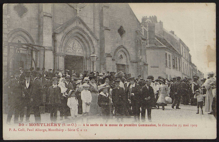 Montlhéry.- A la sortie de la messe de première communion (23 mai 1909). 