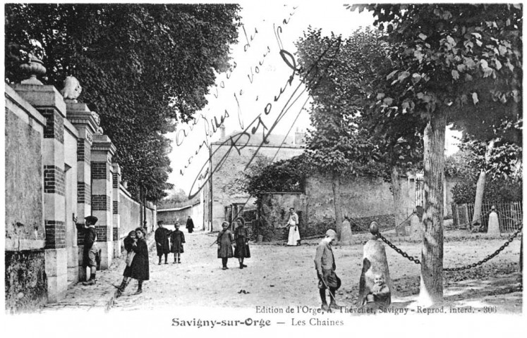 SAVIGNY-SUR-ORGE. - Une rue. Les chaînes [Edition de l'Orge, Thévenet]. 