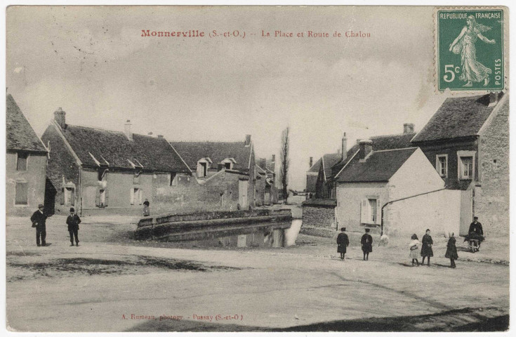 MONNERVILLE. - La place avec la mare et la route de Chalou [Photographie A. Rameau, Pussay, 1 timbre à 5 centimes]. 