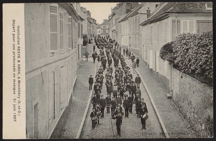 Montlhéry.- Institution Resve et Gros : Départ pour une promenade en musique  (21 juin 1907). 