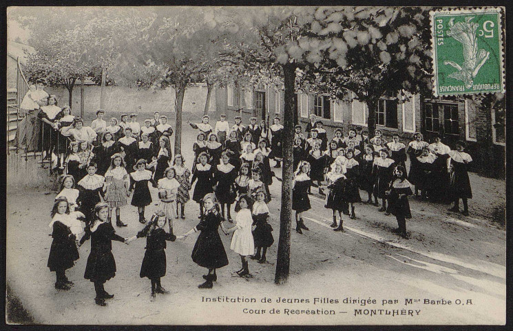 Montlhéry.- Institution de jeunes filles dirigée par Mme Barbe - Cour de récréation. 