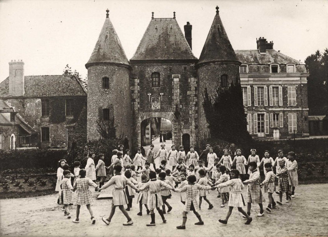 BOUTIGNY-SUR-ESSONNE. Château de Bélesbat réquisitionné pour les enfants de travailleurs en Allemagne, ronde devant le château, s.d., N et B. Dim. 13 x 18 