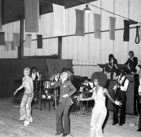 Claude FRANCOIS et les danseuses sur scène, mai 1972, négatif noir et blanc.
