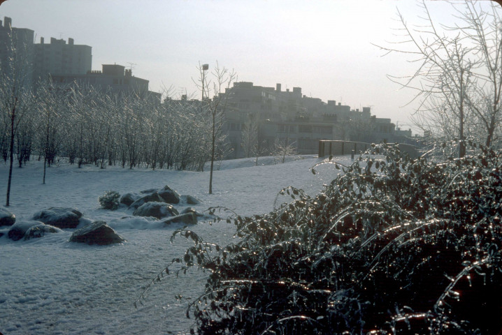 EVRY. - Le parc d'Evry sous la neige : des immeubles (février 1978). 