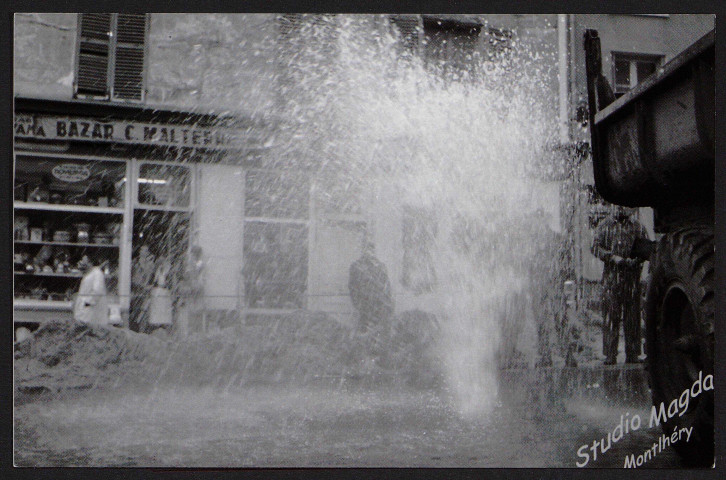 Montlhéry.- Inondation devant le petit bazar [1968-1970]. 