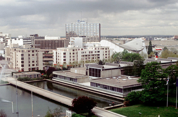 EVRY centre. - Vue panoramique depuis le toit de la Préfecture : une boîte de diapositives (avril 1991).