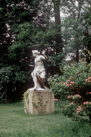 CHEPTAINVILLE. - Jardin du château, statue ; couleur ; 5 cm x 5 cm [diapositive] (1961). 