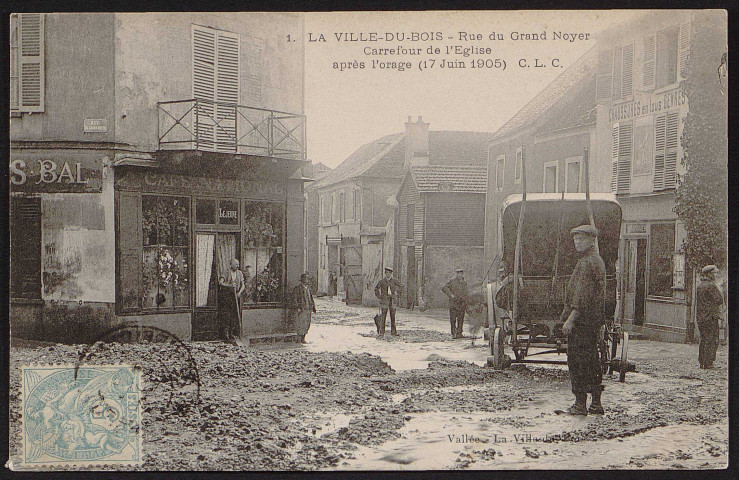 VILLE-DU-BOIS (LA). - Rue du Grand noyer et carrefour de l'église après l'orage (17 juin 1905).