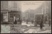 VILLE-DU-BOIS (LA). - Rue du Grand Noyer et carrefour de l'église après l'orage du 17 juin 1905 (1905).