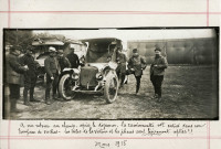 Camionnette accidentée entourée de huit militaires : photographie noir et blanc (mars 1915).