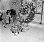Recueillement et pose d'une gerbe de fleurs sur la tombe de Jean COCTEAU par Francine WEISWEILLER, 10 octobre 1965, 1 négatif noir et blanc et tirage contact. 