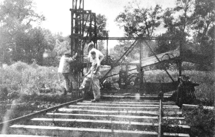 BAULNE. - Tourbe : tourbiers manipulant un louchet, 1944-1945 : photographie N. et B., Dim. 10 x 15. 