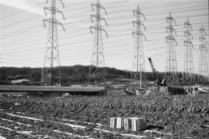 VILLEJUST.- La construction du tunnel du TGV : un pont et la ligne à haute tension, [vers 1987], N et B. Dim. 20 x 30 cm. [deux exemplaires]. 