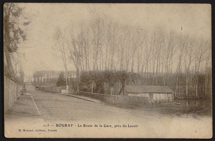Bouray-sur-Juine.- La route de la gare, près du lavoir (1903). 