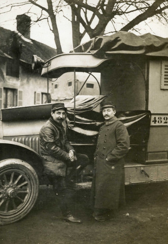 Messieurs Quimper et Rameau devant l'auto-laboratoire photographique à Jonchery-sur-Vesle : carte postale photographique noir et blanc.