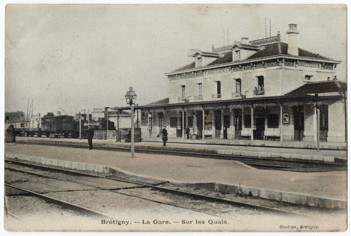 BRETIGNY-SUR-ORGE. - La gare. Sur les quais, Gautron, 1905, 2 mots, 10 c, ad. 