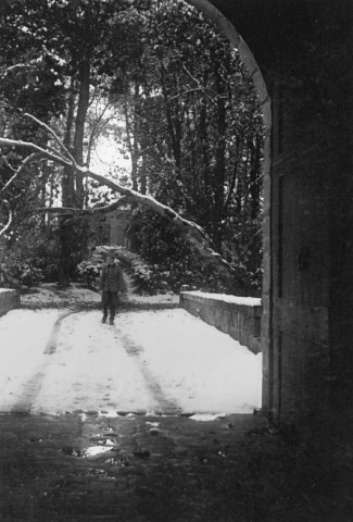 CHAMARANDE. - Vue du pont-levis à partir du porche pendant l'hiver [v. 1940 - 1944 ; don de M. Heinrich Heill] ; noir et blanc ; 8, 5 cm x 12 cm (2010). 
