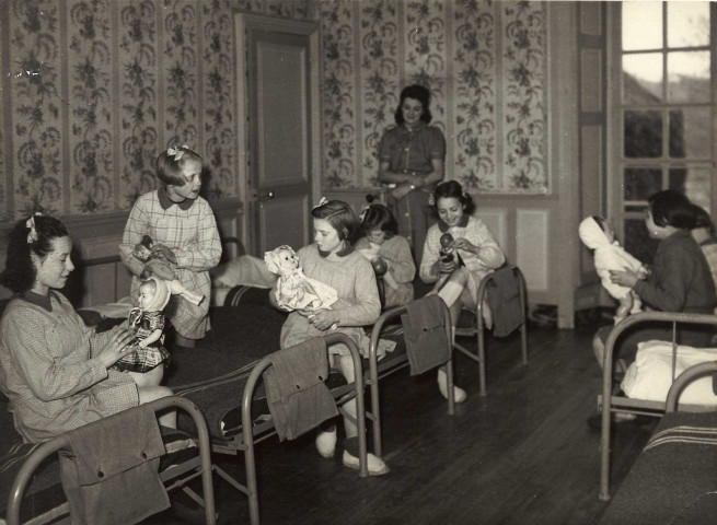 BOUTIGNY-SUR-ESSONNE. Château de Bélesbat réquisitionné pour les enfants de travailleurs en Allemagne, fillettes jouant avec leurs poupées, s.d., N et B. Dim. 13 x 18 