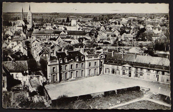 Dourdan .- En avion au-dessus de la mairie et panorama [1950-1960]. 