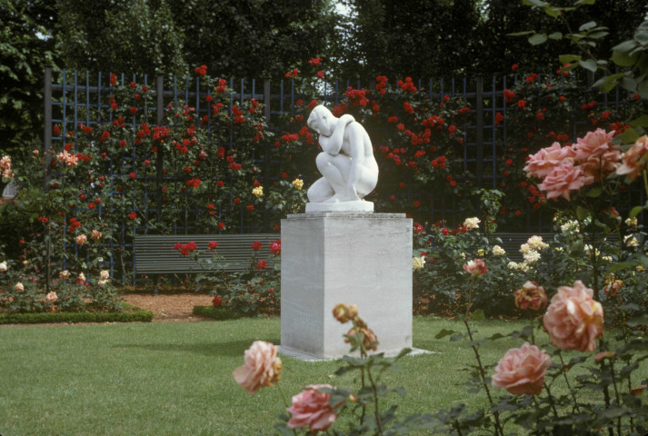 ORLEANS. - Jardin des Roses, statue ; couleur ; 5 cm x 5 cm [diapositive] (1963). 