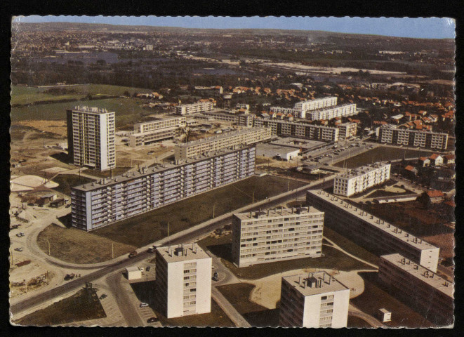 RIS-ORANGIS. - En avion au-dessus. Vue panoramique. (Edition Lapie, 1986, 1 timbre à 2 francs 20 centimes, couleur.) 