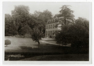 DRAVEIL.- Occupation de la ville par l'armée allemande : une villa non identifiée, peut-être le château des Sables, vue depuis le parc.