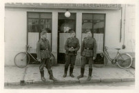 DRAVEIL.- Occupation de la ville par l'armée allemande : trois officiers allemands posant devant un bar de Draveil [lieu non identifié].