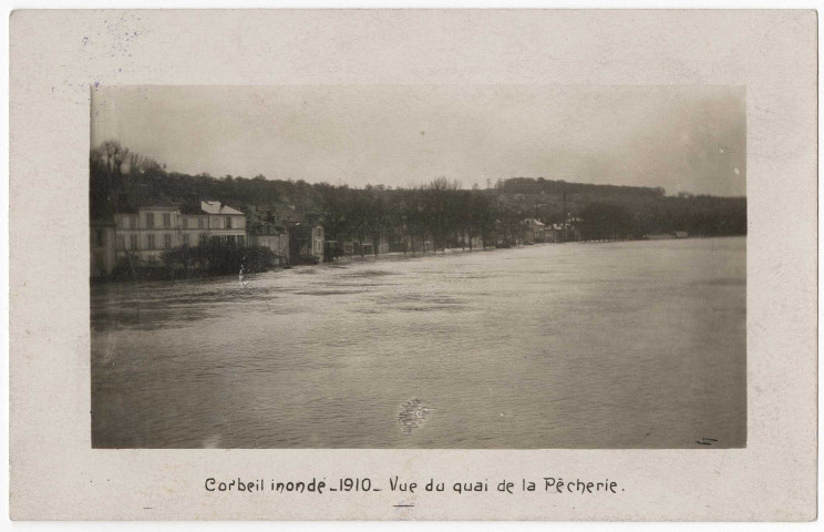 CORBEIL-ESSONNES. - Corbeil inondé, 1910. Vue du quai de la Pêcherie. 