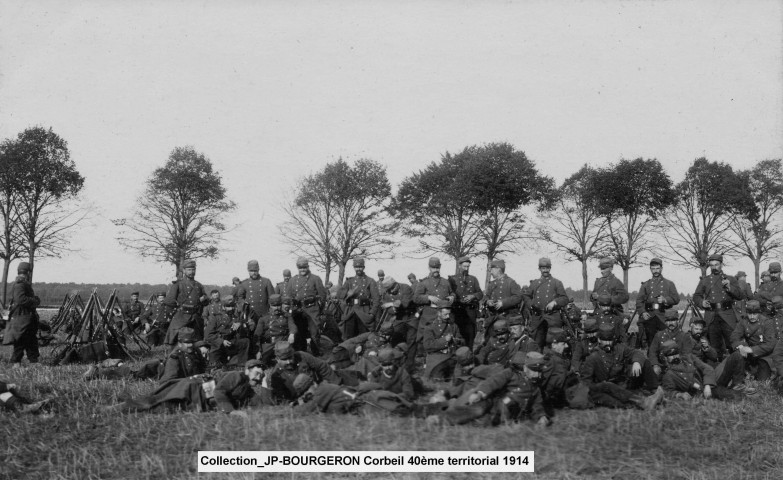 CORBEIL-ESSONNES.- Soldats, officiers et sous-officiers du 40e régiment d'infanterie territoriale en cantonnement dans la ville et s'entrainant au tir dans les champs environnants, 1914, 7 photographies.