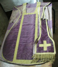 ornement liturgique violet : chasuble, étole de clerc, manipule, voile de calice, bourse de corporal