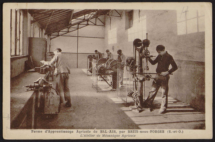 Briis-sous-Forges.- Ferme d'apprentissage de Bel-Air : atelier de mécanique agricole [1920-1940]. 