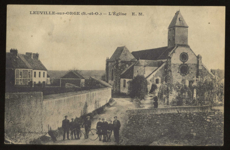 LEUVILLE-SUR-ORGE. - Eglise. Editeur E. M., 1925, 2 timbres à 5 et 10 centimes. 