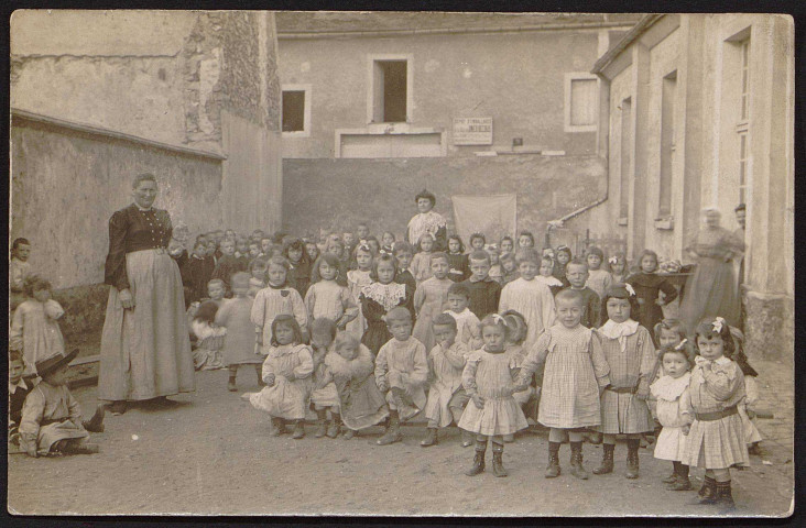 Elèves et institutrices dans cour d'école [1904-1910].